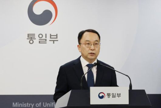 구병삼 통일부 대변인이 9일 서울 종로구 정부서울청사에서 현안 관련 정례브리핑을 하고 있다. 구 대변인은 이날 브리핑에서 대북전단 관련해 2일 납북자피해가족연합회가 대북전단을 살포한 것에 대해 유감을 표하며 전단 살포 중지를 강력히 요청했다. 뉴시스