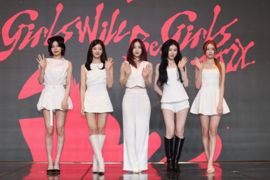 있지는 9일 오후 서울 송파구 잠실동 소피텔 앰배서더 서울 그랜드볼룸홀에서 새 미니 앨범 '걸스 윌 비 걸스' 발매 기념 기자간담회를 개최했다. 연합뉴스