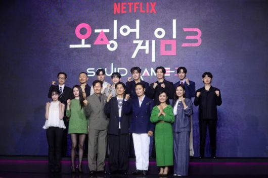 황동혁 감독을 비롯한 출연자들이 9일 오전 서울 용산구 드래곤시티에서 열린 넷플릭스 시리즈 오징어게임 시즌3(감독 황동혁) 제작발표회에서 포즈를 취하고 있다. 뉴시스