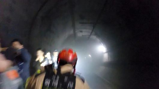 지난달 31일 서울 지하철 5호선 마포역~여의나루역 구간을 지나는 열차에서 방화로 인한 화재가 발생해 소방대원들이 급히 출동하고 있다. 영등포소방서 제공