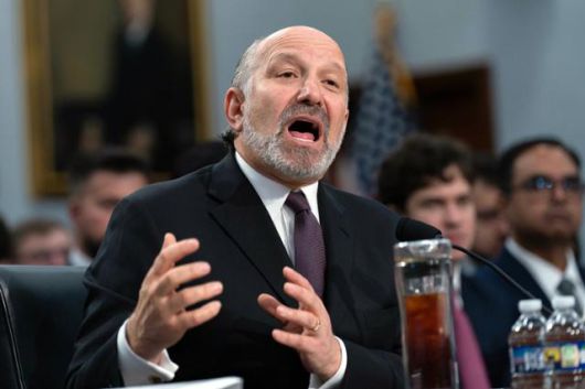 하워드 러트닉 미국 상무장관이 5일 워싱턴 연방의회에서 열린 하원 세출소위원회의 2026 회계연도 예산 청문회에 출석해 발언하고 있다. 워싱턴=AP 연합뉴스