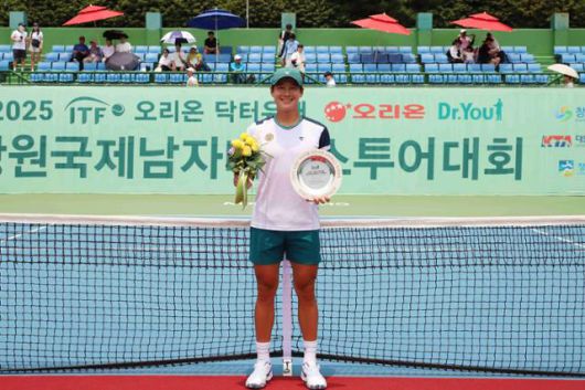권순우가 8일 경남 창원에서 열린 '2025 국제테니스연맹(ITF) 오리온닥터유배 창원국제남자테니스 투어대회' 단식 결승에서 우승한 뒤 기념 촬영을 하고 있다. 오리온 테니스단 제공