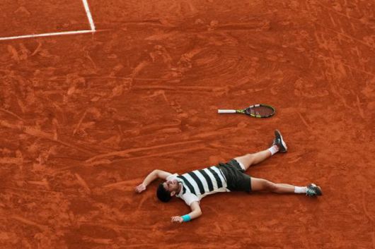 카를로스 알카라스(스페인)가 8일(현지시간) 프랑스 파리 롤랑가로스에서 열린 프랑스오픈 남자 단식 결승에서 얀니크 신네르(이탈리아)를 물리치고 대회 2연패를 차지한 뒤 곧장 코트에 드러누웠다. 파리=AP 연합뉴스카를로스 알카라스(스페인)가 8일(현지시간) 프랑스 파리 롤랑가로스에서 열린 프랑스오픈 남자 단식 결승에서 얀니크 신네르(이탈리아)를 물리치고 대회 2연패를 차지한 뒤 곧장 코트에 드러누웠다. 파리=AP 연합뉴스