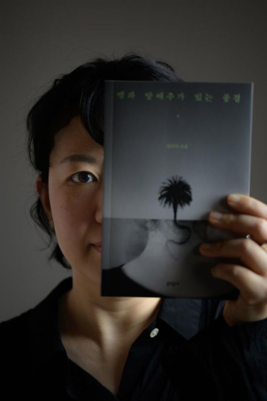 강보라 작가는 기자 겸 소설가로서 장단이 있다며 '뱀과 양배추가 있는 풍경'은 세태를 비웃고, 냉소하는 기자 특유의 사르카즘적 문체와 태도를 완전히 버리지 못한 상태로 쓴 소설이라고 했다. 하상윤 기자