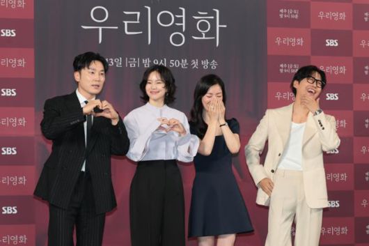 배우 남궁민(오른쪽부터), 전여빈, 이설, 서현우가 10일 서울 용산구 CGV 용산아이파크몰에서 열린 SBS금토드라마 '우리영화' 제작발표회에서 포즈를 취하고 있다. 연합뉴스