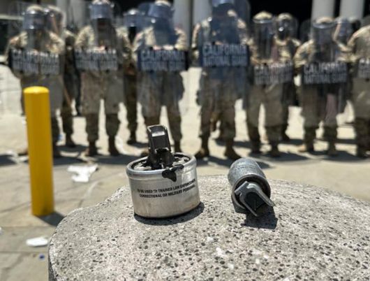 8일 미국 캘리포니아주 로스앤젤레스 메트로폴리탄 구금센터 앞 바닥에 나뒹굴고 있던 비살상탄 잔해들. 최루탄(왼쪽)과 고무탄 발사 후 버려진 케이스로 추정된다. 로스앤젤레스=이서희 특파원