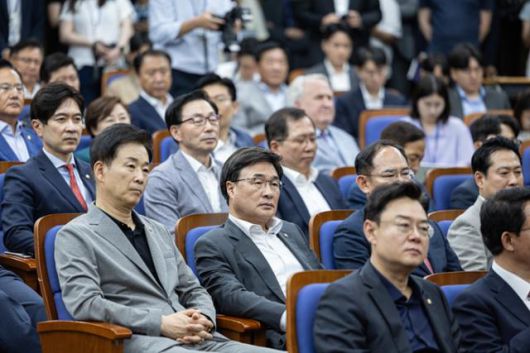 국민의힘 의원들이 9일 오후 서울 여의도 국회에서 열린 의원총회에서 권성동 원내대표의 발언을 듣고 있다. 뉴스1