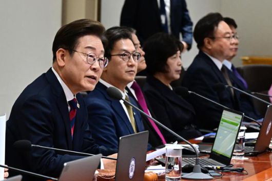 이재명 대통령이 5일 서울 용산 대통령실 청사에서 취임 후 열린 첫 국무회의에서 발언하고 있다. 기존 국무위원들과 함께한 이 자리에서 이 대통령은 조금 어색하겠지만, 공직에 있는 기간만큼은 각자 최선을 다하면 된다고 말했다. 한국일보 자료사진