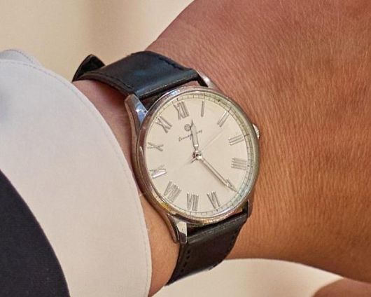 이재명 대통령이 9일 착용한 OST의 '달빛정원 블랙레더 가죽시계'. 대통령실 제공