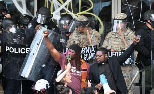 미국 연방정부의 고강도 이민자 단속에 반대하는 시위대가 10일 미 캘리포니아주 로스앤젤레스(LA)의 연방청사로 행진하며 “군대를 집으로 보내라”는 구호를 외치고 있다. 로스앤젤레스=AFP 연합뉴스