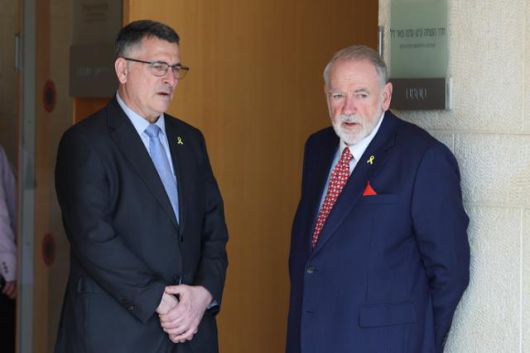 마이크 허커비(오른쪽) 주이스라엘 미국 대사와 기드온 사르 이스라엘 외무장관이 지난달 26일 예루살렘 이스라엘 외무부 앞에서 대화를 나누고 있다. 예루살렘=EPA 연합뉴스