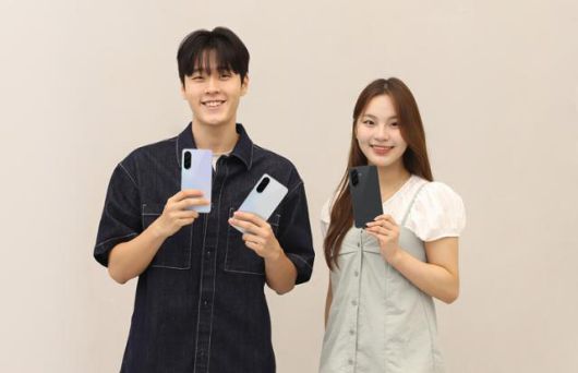 모델들이 새롭게 출시한 '갤럭시 A36 5G'를 들어보이고 있다. 삼성전자 제공