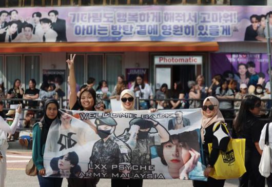 그룹 방탄소년단의 정국과 지민이 전역한 11일 서울 용산구 하이브 사옥 앞에서 방탄소녀단 팬덤인 아미들이 멤버들의 전역을 축하하고 있다. 뉴시스