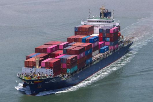 지난 4월 베트남 하이퐁 국제컨테이너 터미널 인근에서 수출 물품을 실을 컨테이너선이 항해하고 있다. 하이퐁=로이터 연합뉴스