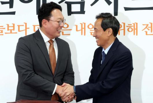 천하람(왼쪽) 원내대표 겸 당대표 권한대행이 11일 서울 여의도 국회에서 우상호 대통령실 정무수석을 접견하며 악수하고 있다. 뉴시스