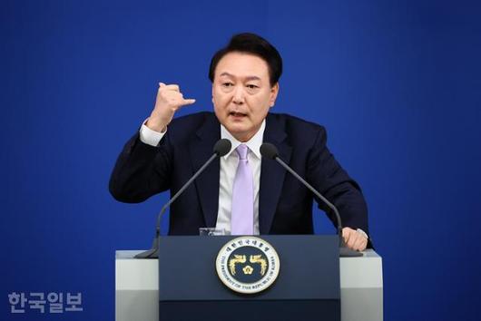 윤석열 전 대통령이 지난해 11월 7일 서울 용산 대통령실 청사 브리핑실에서 대국민담화 및 기자회견 중 명태균씨와의 전화통화에 대해 설명하고 있다. 왕태석 선임기자