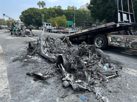 9일 미국 캘리포니아주 로스앤젤레스 시빅센터 앞 도로에 전날 시위대의 방화로 불에 탄 웨이모 자율주행택시가 잿더미로 변해 있다. 로스앤젤레스=이서희 특파원