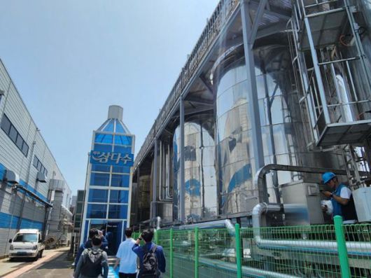 제주시 조천읍에 위치한 삼다수 생산공장 입구에 커다란 삼다수 조형물이 눈길을 끌었다. 송주용 기자