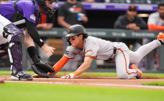 이정후(오른쪽)가 11일(한국시간) 미국 메이저리그(MLB) 콜로라도전에서 홈으로 파고 들고 있다. 덴버=AP 뉴시스