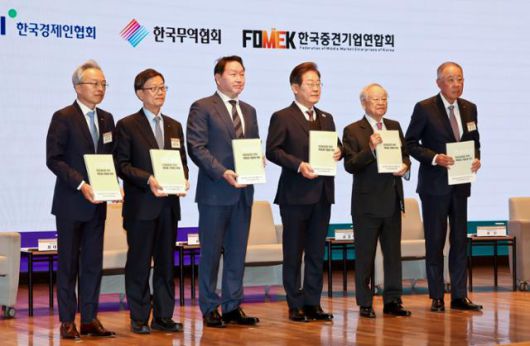 이재명(왼쪽 네 번째) 당시 더불어민주당 대선 후보가 5월 8일 서울 중구 대한상공회의소에서 열린 '대선 후보 초청 경제5단체 간담회'에서 정책 제언집을 전달 받은 후 기념촬영을 하고 있다. 왼쪽부터 최진식 한국중견기업연합회장, 윤진식 한국무역협회장, 최태원 대한상공회의소 회장, 이 당시 후보, 손경식 한국경영자총협회장, 류진 한국경제인협회장. 국회사진기자단