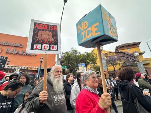 10일 미국 캘리포니아주 오클랜드 도심의 한 대형 광장에서 시민들이 미국 이민세관단속국의 불법 이민 단속에 반대하고 로스앤젤레스의 이민자들에게 연대를 표하는 집회를 하고 있다. 오클랜드=이서희 특파원