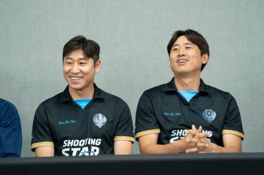 12일 오후 용인 처인구에 위치한 용인미르스타디움에서는 쿠팡플레이 오리지널 예능 '슈팅스타2' 기자간담회가 열렸다. 현장에서는 연출을 맡은 조효진 PD와 최용수 감독, 설기현 코치를 비롯해 시즌2 신규 선수인 구자철 이근호와 깜짝 방문 선수인 프리미어리그 출신 특급 용병 파트리스 에브라가 참석했다. 쿠팡플레이 제공