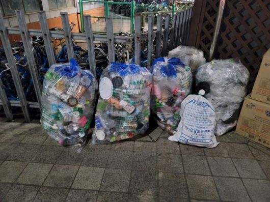 통상 공용 분리수거함이 설치돼 있는 아파트 단지와 달리, 주택가에서는 노상에 재활용품을 배출하도록 되어 있다. 하지만 통일된 배출 규정이 없다 보니 검은 봉투에 배출할 경우 재활용품인지 무단 배출된 일반 쓰레기인지 파악하기 어렵다. 이에 사진 속 입구에 푸른색이 표시된 왼쪽 세 개 봉투처럼 '재활용 전용 봉투'를 도입하는 지방자치단체들도 생기고 있다. 사진=홍수열 자원순환사회연구소장 제공