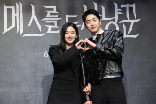 배우 박주현(왼쪽), 강훈이 12일 서울 구로구 라마다서울신도림호텔에서 열린 STUDIO X+U 미드폼 드라마 '메스를 든 사냥꾼' 제작발표회에서 포즈를 취하고 있다. 연합뉴스