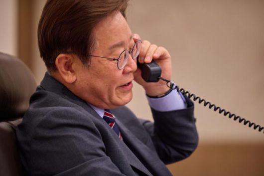 이재명 대통령이 12일 서울 용산구 대통령실 청사 집무실에서 앤서니 앨버니지 호주 총리와 전화 통화를 하고 있다. 대통령실 제공