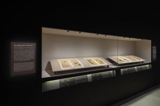 뱅크오브아메리카 예술 작품 보존 프로젝트를 통해 수리·복원된 후 최초 공개된 '화훼영모화첩'. 대구 간송미술관 제공