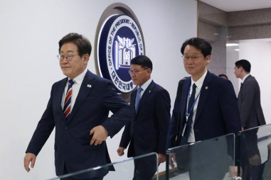 이재명(맨 왼쪽) 대통령이 11일 서울 용산 대통령실 기자식당에서 식사를 마치고 출입기자들과 인사를 나눈 뒤 집무실로 향하고 있다. 왕태석 선임기자