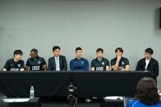 12일 오후 용인 처인구에 위치한 용인미르스타디움에서는 쿠팡플레이 오리지널 예능 '슈팅스타2' 기자간담회가 열렸다. 현장에서는 연출을 맡은 조효진 PD와 최용수 감독, 설기현 코치를 비롯해 시즌2 신규 선수인 구자철 이근호와 깜짝 방문 선수인 프리미어리그 출신 특급 용병 파트리스 에브라가 참석했다. 쿠팡플레이 제공