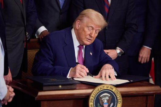 도널드 트럼프 미국 대통령이 12일 미 워싱턴 백악관에서 2035년부터 시행 예정인 캘리포니아주의 전기화 의무화 조치를 폐기하는 결의안에 서명하고 있다. 워싱턴=EPA 연합뉴스