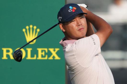 김시우가 제125회 US오픈 첫날 10번 홀에서 티샷을 한 후 타구를 바라보고 있다. 오크몬트=AP 뉴시스