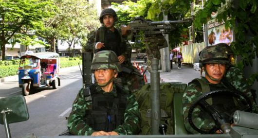태국 군부가 쿠데타를 일으키고 계엄령을 선포한 2014년 5월 방콕에서 군인들이 도시를 살피고 있다. 방콕=AP 연합뉴스 자료사진