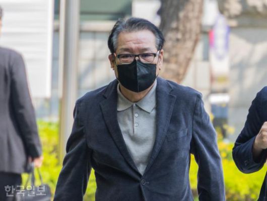 무속인 '건진법사' 전성배씨가 지난달 12일 불법 정치자금 수수 혐의 2차 재판을 받기 위해 서울남부지법으로 출석하고 있다. 정다빈 기자