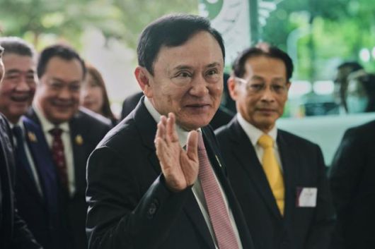 태국 정부 실세로 꼽히는 탁신 친나왓 전 총리가 지난달 27일 방콕의 마약통제위원회 사무실에 도착하고 있다. 방콕=AP 연합뉴스