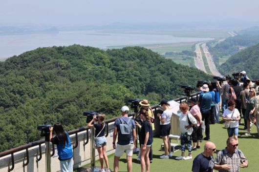 북한이 대남 방송 송출을 중단한 12일 경기 파주시 오두산전망대에서 관광객들이 북한 황해북도 개풍군 마을 일대를 살펴보고 있다. 파주=뉴스1