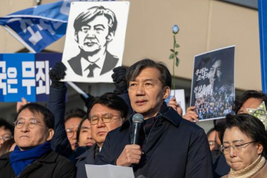 조국 전 조국혁신당 대표가 지난해 12월 16일 경기도 의왕 서울구치소에 수감되기 전 지지자들에게 인사하고 있다. 뉴시스