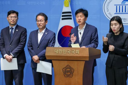 오기형 더불어민주당 대한민국 주식시장 활성화 TF 단장을 비롯한 의원들이 5일 서울 여의도 국회 소통관에서 상법 개정안 재추진 관련 기자회견을 하고 있다. 뉴스1