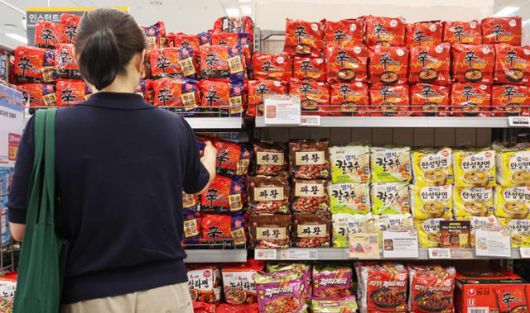 8일 서울의 한 대형마트에서 시민이 라면을 고르고 있다. 뉴스1