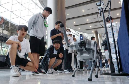 지난 5일 서울 강남구 코엑스의 '2025 자율제조 월드쇼'를 찾은 관람객들이 중국 회사 유니트리가 선보인 로봇개를 살펴보고 있다. 뉴스1