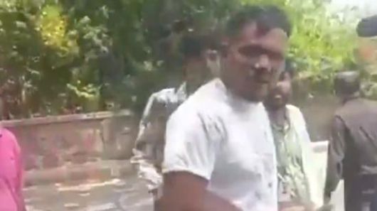 에어인디아 추락사고의 유일한 생존자로 알려진 비슈와시 쿠마르 라메시가 마지막 순간에 비행기에서 뛰어내린 것으로 알려졌다고 힌두스탄타임스가 보도했다. 힌두스탄 타임스