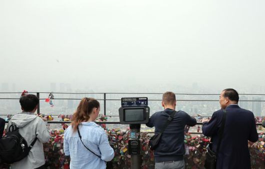 지난달 18일 서울 중구 남산에서 바라본 도심. 초미세먼지 농도가 높은 탓에 뿌옇게 보인다. 뉴스1