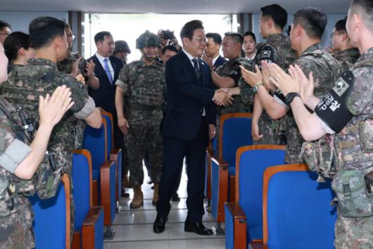 이재명 대통령이 13일 경기도 연천군 25사단 비룡전망대를 방문해 군장병들을 격려하고 있다. 뉴시스