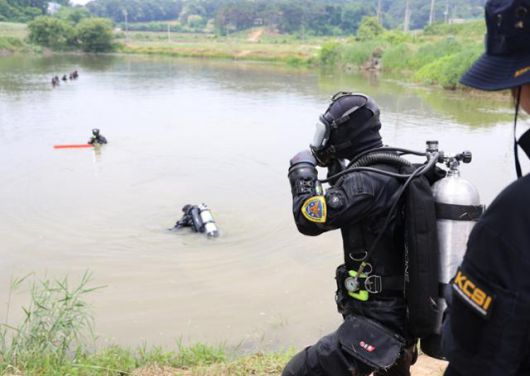 13일 경찰이 충북 청주시 강내면의 야산 인근 한 저수지에서 수중 수색을 하고 있다. 청주=연합뉴스