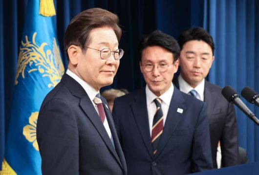 이재명 대통령이 4일 서울 용산구 대통령실 청사 브리핑룸에서 국무총리와 국정원장, 대통령 비서실장 등 인선발표를 하기 위해 입장하고 있다. 뉴스1