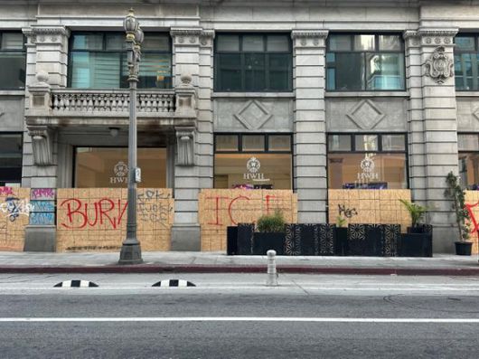 13일 미국 캘리포니아주 로스앤젤레스(LA) 시청 주변의 한 건물. 시위 과정에서 창문 파손, 낙서 등 피해를 입지 않기 위해 1층 외부를 나무 판자로 막아 놨다. 로스앤젤레스=이서희 특파원