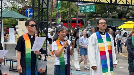 14일 서울 중구 남대문로와 우정국대로에서 열린 '2025 제26회 퀴어퍼레이드'에서 개신교 목회자들이 성소수자 지지 발언을 하고 있다. 문지수 기자