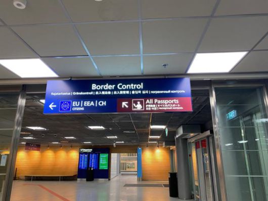헬싱키 공항 안내 표지판에 한국어로 '출입국 심사'라고 젹혀있다. 핀에어 제공